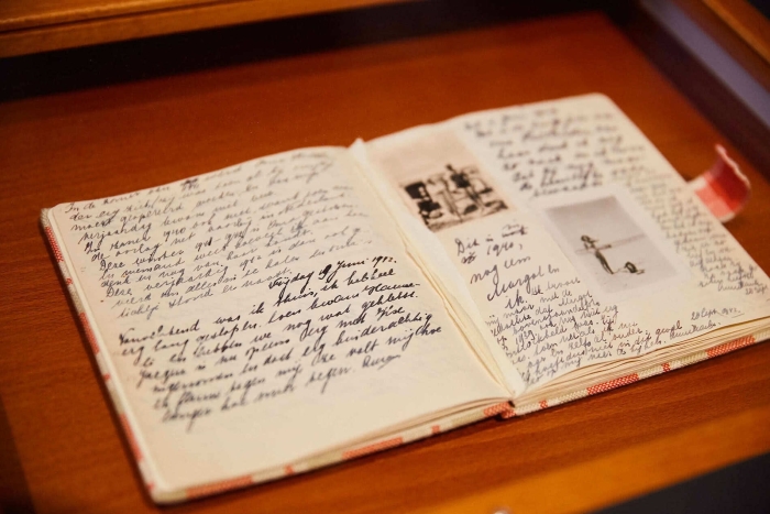 Anne Frank Diary of a Young Girl Background Knowledge Worksheet 14 Seventh grade worksheet for building historical context before reading The Diary of a Young Girl